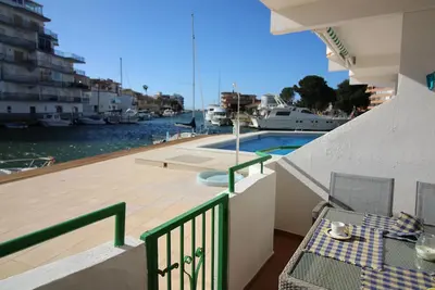 Image de Refugio idílico en la costa Bajo con terraza, piscina y vistas al canal en Roses