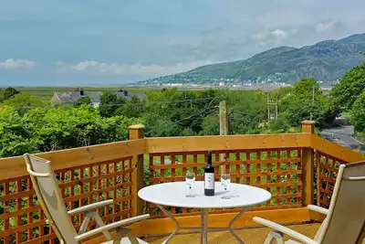 South View Cottage with Terrace and Coastal Views