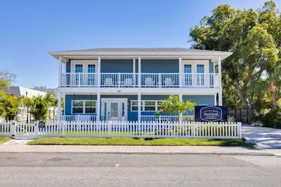Image de Luxury Dunedin Tiny Home with Pool -\"Sunny\"