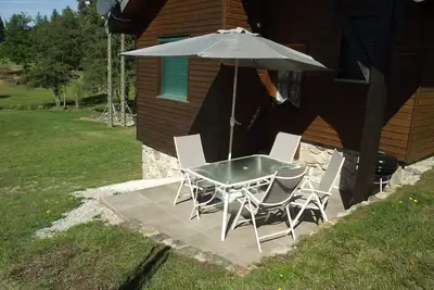 Image de Chalet Cèdre, petit coin de paradis en Auvergne, bord de forêt et de rivière
