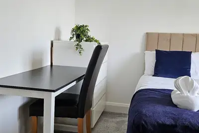 Image de 3-bedroom house by Bse Homes & Properties Ltd in Chigwell sleeps 6 with parking