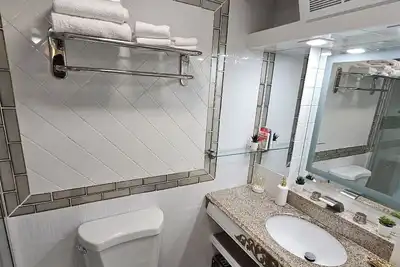 Image de Charming and enchanting apartment in uptown Reading with a mountain view.