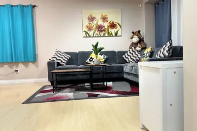 Image de Stunning 3 bedroom home! 5 min walk to Scotia Arena & 5 min drive to Cw-stadium.