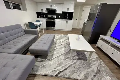 Image de Pet Friendly - Basement by the Airport ( Open all summer, ask for details)