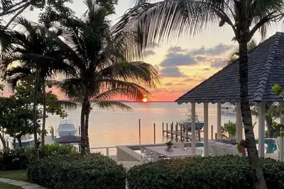 Image de Harbour View - Bayfront Bliss! Luxury escape with stunning sunset views!