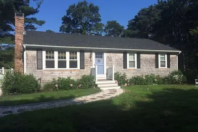 Image de Bright and open beach house with central air. One mile from the beach!