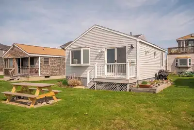 Cottage At Nubble Lighthouse - Directly on the water!