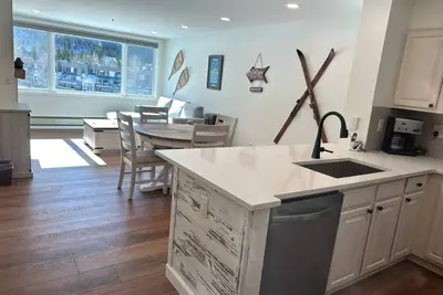 Image de New! Beautiful Renovated 1br Lakeside Condo