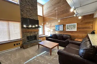 New! Lakeside, spacious, modern 2br - sleeps up to 8