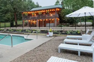 Image de Inground Pool, Hot Tub, Fire Pit at Large Log Cabin near Mohican State Park