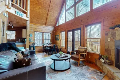 Image de Woodland cabin w/arcade game, fireplace, gas grill, & free attraction tickets