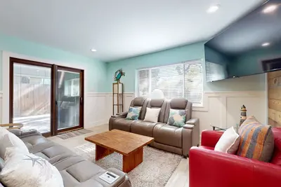 Image de Relaxing coastal home with outdoor gathering area, arcade game - close to water