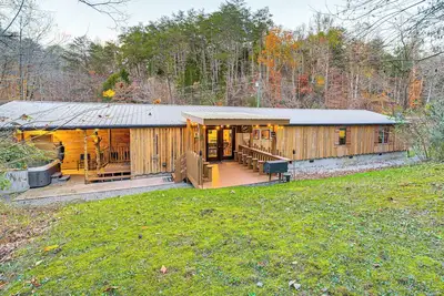 Image de 2 Mi to Parkway: Sevierville Cabin, Deck & Hot Tub