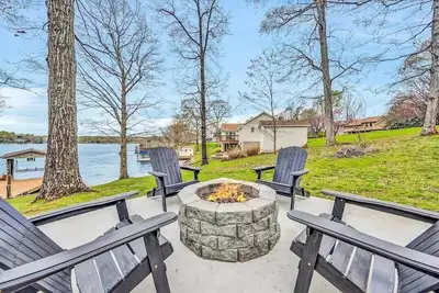 Image de Spacious Waterfront home with shared tennis, volley & basketball courts
