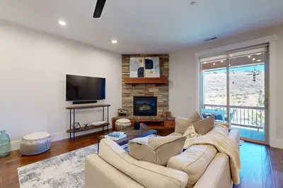 Image de Spacious townhouse with community pool, balcony + gym - close to Hideout