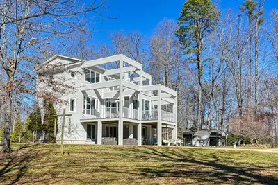 Image de Beautiful Private Lakefront Property with Amenities & Activities Galore!