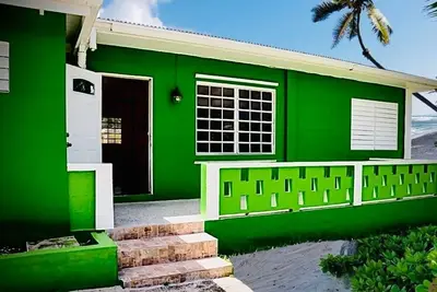 Image de D’Emerald of the Sea - Unit 5, Mid-Island 2-Bed Modern Apartment near the Beach