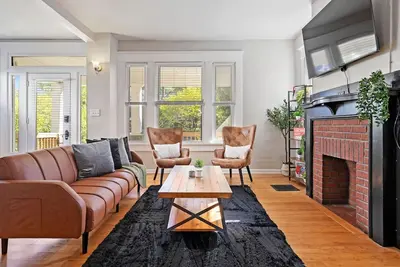 Image de Spacious 5-Bedroom Home w/ Porch & Backyard – Near Osu & Old Crew Stadium!