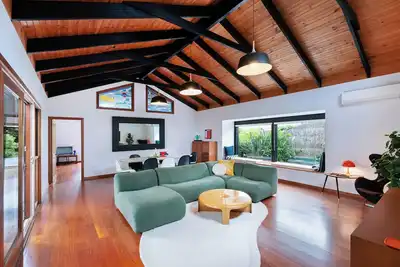 Image de Lois: Artistic & striking Jervis Bay beach haven, walk to beach and shops