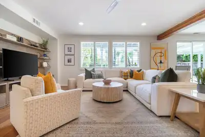 Image de Large, executive level family home in great neighborhood