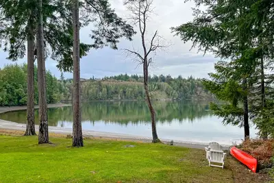 Image de Waterfront home with private hot tub, patio, games, & gym room