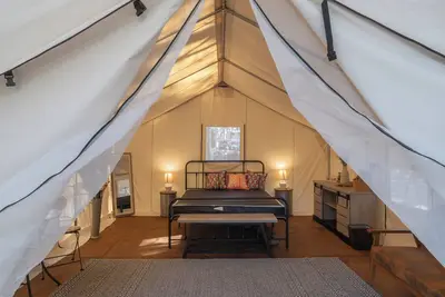 Image de Experience the perfect blend of camping at the Rocky Top Retreat Glamping Tent.