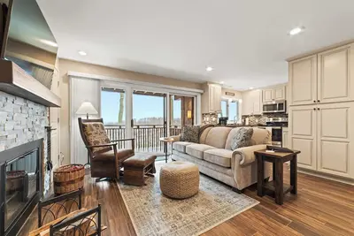 New, condo stunning Lake View