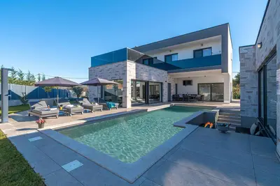 Jacuzzi and Sauna Villa