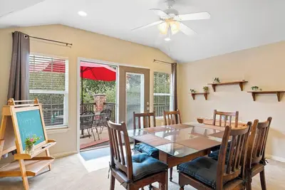 Image de This guest house is a 2 bedroom(s), 1. 5 bathrooms, located in Austin, Tx.