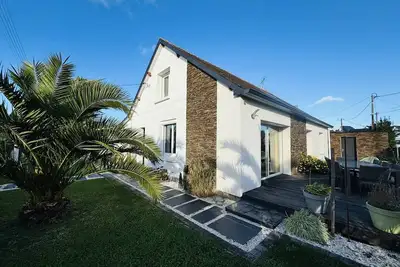 Confortable maison rénovée, jardin clos, 1km plage