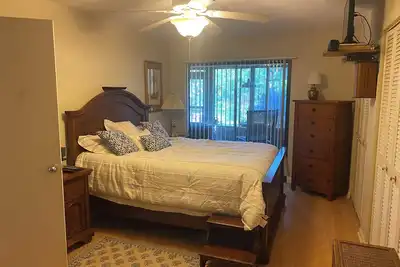 Image de Fabulous 2-bed 2-bath main floor condo in Wildwood Springs