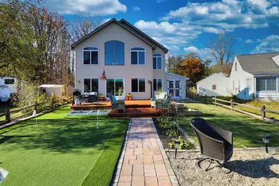 Image de 4-bedroom house on Ore Lake in Brighton, Mi.
