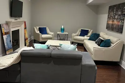 Image de Cozy & spacious  2 bedroom basement apartment just 16 minutes from the airport.