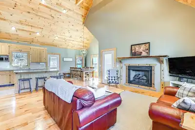 Image de 13 Mi to Cashiers: Cabin w/ Wraparound Porch!