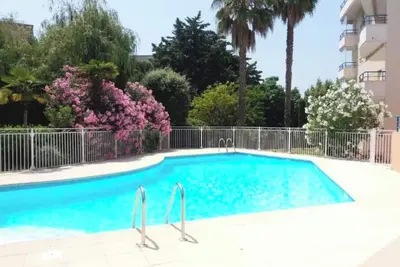 Image de T2, terrasse, clim, garage, piscine, 750 m plage.