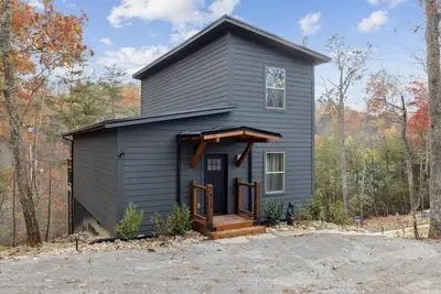 Image de Black Bear by Beyond Expectations: 2br Cabin w/ Hot Tub, Axe Throwing & Arcade