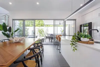 Image de This house is a 3 bedroom(s), 2 bathrooms, located in Fremantle, Wa.
