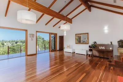 Image de Welcome to this luxurious 3-bedroom, 2-bathroom coastal retreat in Ocean Shores.