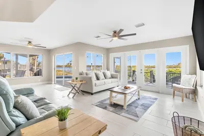 Image de 3bd/2ba Waterfront Home|Private Pool+Shopping