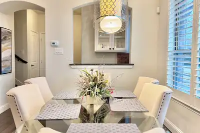 Image de Central - Spacious Townhome