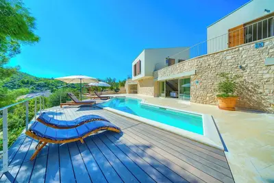 Image de Villa With Sundeck and Alfresco Dining