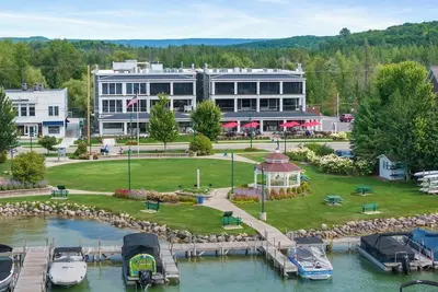 Image de *New* Walloon Lake Condo With Water View! 7 night minimum
