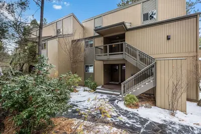 Image de Upper-Level, Newly Remodeled Condo with Mt. Bachelor Village Amenities!