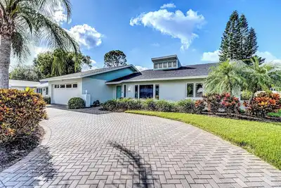 Image de Gorgeous Home with Heated Pool Near Beaches