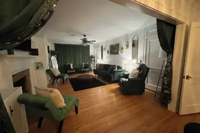 Image de Quaint, 4br 2ba home. Two-level design adds privacy, suitable for ages 5+.