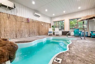 Image de The Bear and Buck Luxury Cabin Indoor Pool Theater