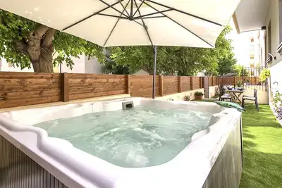 Image de ClickSardegna HiddenGarden avec jardin et jacuzzi au cœur d'Alghero
