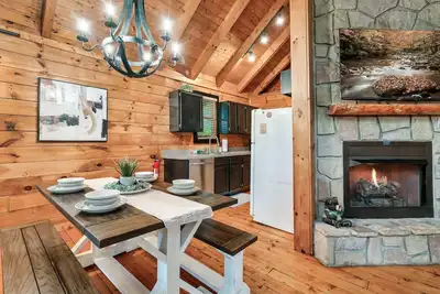 Image de The Piney Perch with Peaceful water views and perfect location!