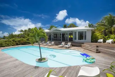 Image de Yin et Yang villa vue mer piscine et proche plage Toubana