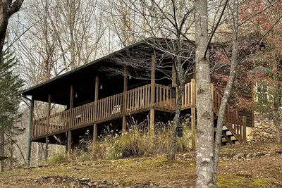 Image de Charming 2-bedroom cabin with Hot Tub, WiFi, and Ac/Heat in serene Hayesville